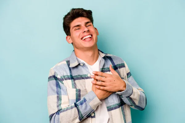 Jonge Blanke Man Geïsoleerd Blauwe Achtergrond Lachen Houden Handen Het — Stockfoto
