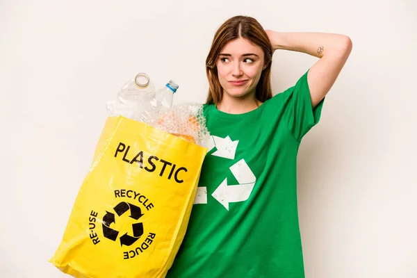 Ung Kvinna Som Håller Påse Full Plastflaskor För Att Återvinna — Stockfoto