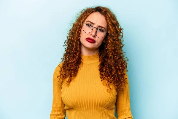 Jovem Mulher Branca Gengibre Isolado Fundo Azul Triste Rosto Sério — Fotografia de Stock