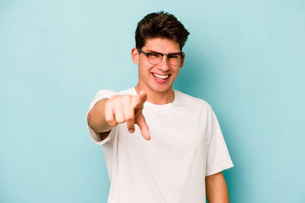 Jonge Blanke Man Geïsoleerd Blauwe Achtergrond Vrolijke Glimlachen Wijzen Naar — Stockfoto