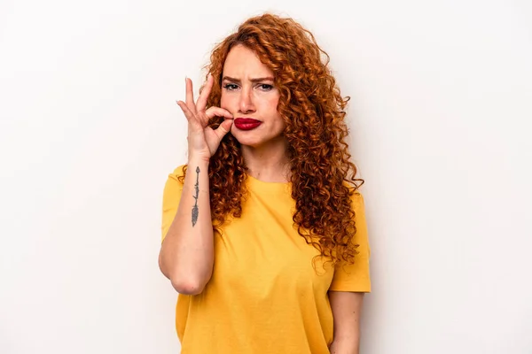 Νεαρή Κοκκινομάλλα Καυκάσια Γυναίκα Απομονωμένη Λευκό Φόντο Δάχτυλα Στα Χείλη — Φωτογραφία Αρχείου