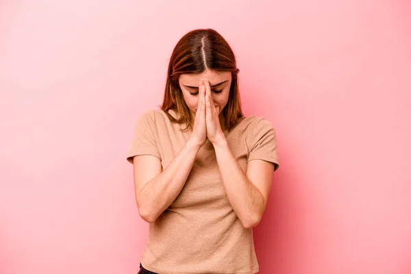 Mladá Běloška Izolovaná Růžovém Pozadí Modlící Projevující Oddanost Věřící Hledající — Stock fotografie