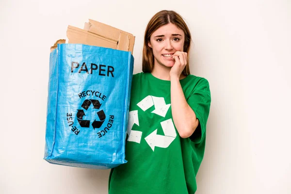 Mladá Žena Drží Recyklační Sáček Plný Papíru Recyklaci Izolovaných Bílém — Stock fotografie