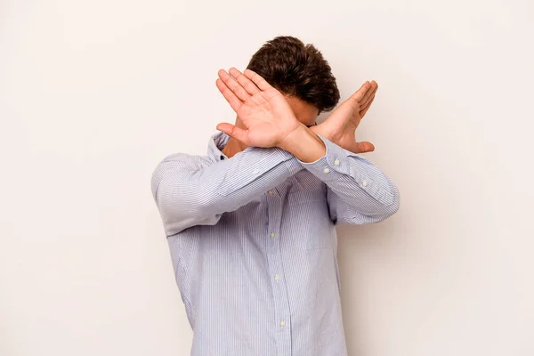 Junger Kaukasischer Mann Auf Weißem Hintergrund Isoliert Zwei Arme Verschränkt — Stockfoto