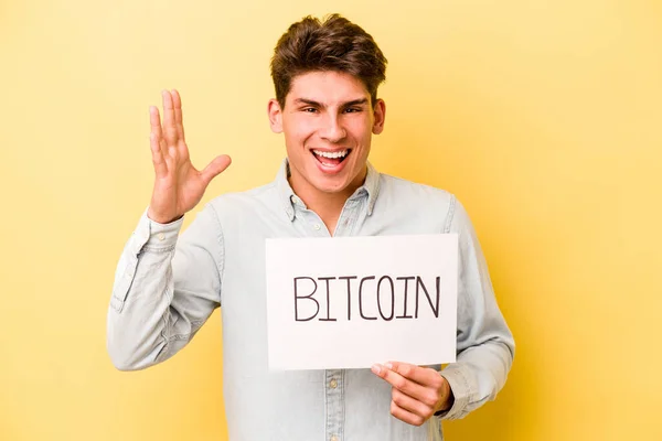 Jeune Homme Caucasien Tenant Bitcoin Placard Isolé Sur Fond Jaune — Photo