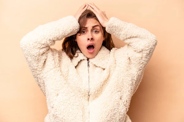 Young Caucasian Woman Isolated Beige Background Surprised Shocked — Stock Photo, Image