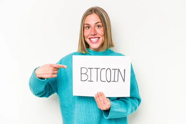 Jeune Femme Caucasienne Tenant Bitcoin Placard Isolé Sur Fond Blanc — Photo