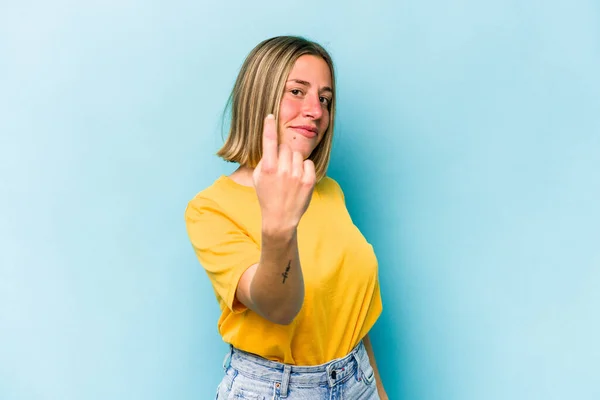 Mulher Caucasiana Jovem Isolado Fundo Azul Apontando Com Dedo Para — Fotografia de Stock