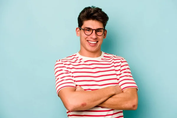 Jonge Blanke Man Geïsoleerd Blauwe Achtergrond Gelukkig Glimlachend Vrolijk — Stockfoto