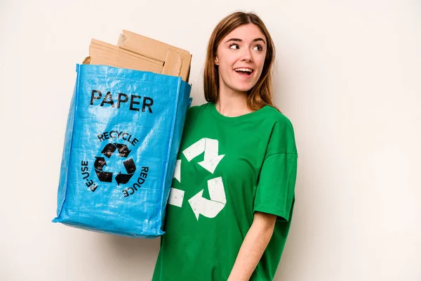 Mladá Žena Drží Recyklační Sáček Plný Papíru Recyklovat Izolované Bílém — Stock fotografie