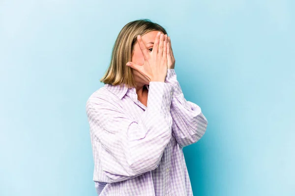 Young Caucasian Woman Isolated Blue Background Blink Fingers Frightened Nervous — Stock Photo, Image