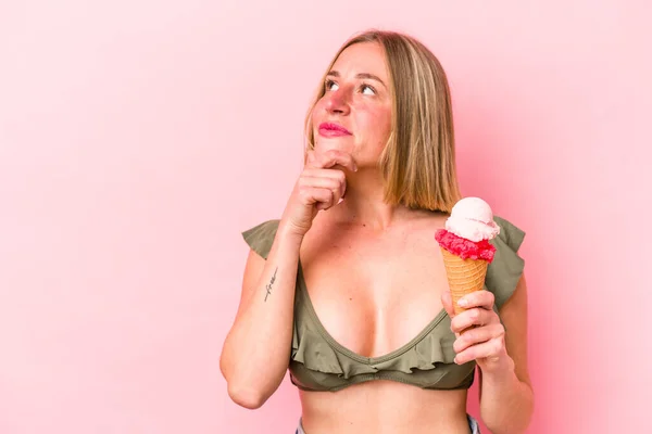 Mujer Caucásica Joven Que Lleva Bikini Sostiene Helado Aislado Sobre —  Fotos de Stock