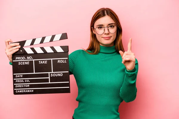 Jonge Blanke Vrouw Met Een Klapbord Geïsoleerd Roze Achtergrond Tonen — Stockfoto