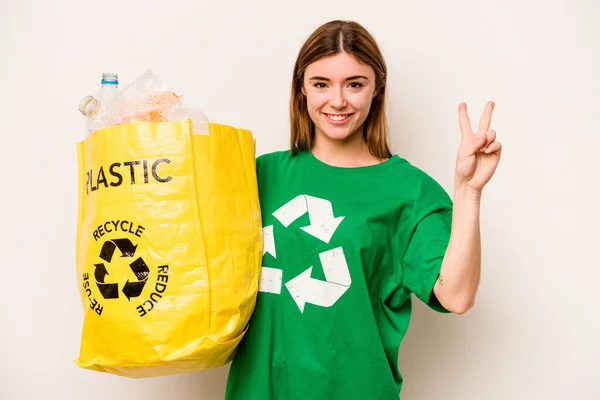 Giovane Donna Possesso Una Borsa Piena Bottiglie Plastica Riciclare Isolato — Foto Stock