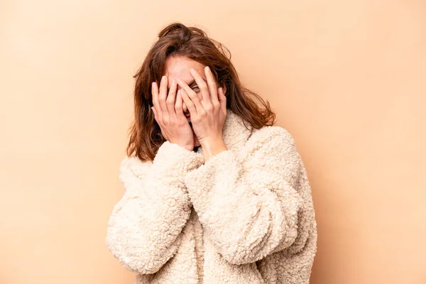 Jeune Femme Caucasienne Isolée Sur Fond Beige Cligner Des Yeux — Photo