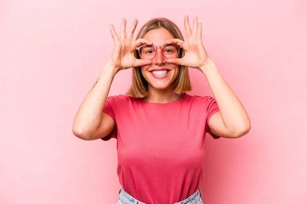 Giovane Donna Caucasica Isolato Sfondo Rosa Eccitato Mantenendo Gesto Sugli — Foto Stock