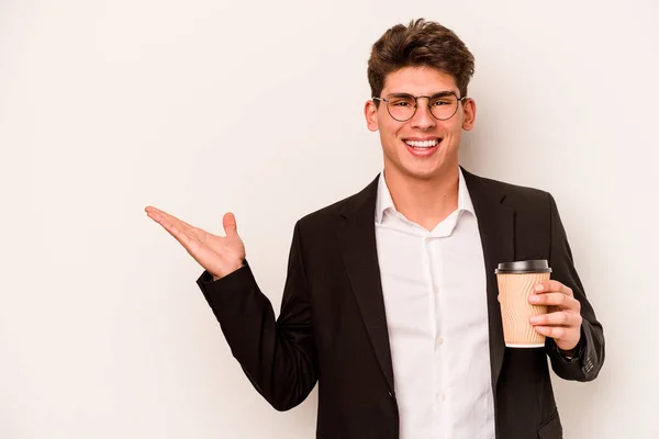 Νεαρός Καυκάσιος Επιχειρηματίας Που Κρατάει Καφέ Πακέτο Απομονωμένος Λευκό Φόντο — Φωτογραφία Αρχείου