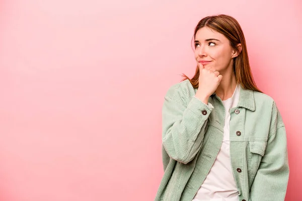 Joven Mujer Caucásica Aislada Sobre Fondo Rosa Relajado Pensando Algo —  Fotos de Stock