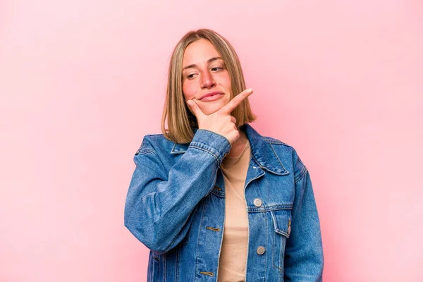 Mujer Caucásica Joven Aislada Sobre Fondo Rosa Contemplando Planeando Una — Foto de Stock