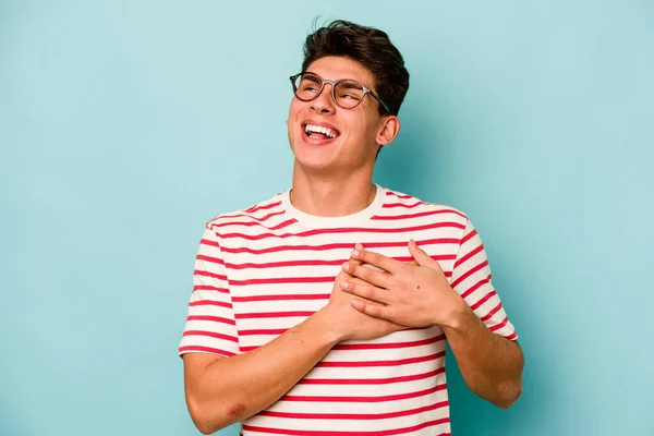 Junger Kaukasischer Mann Isoliert Auf Blauem Hintergrund Hat Freundlichen Gesichtsausdruck — Stockfoto