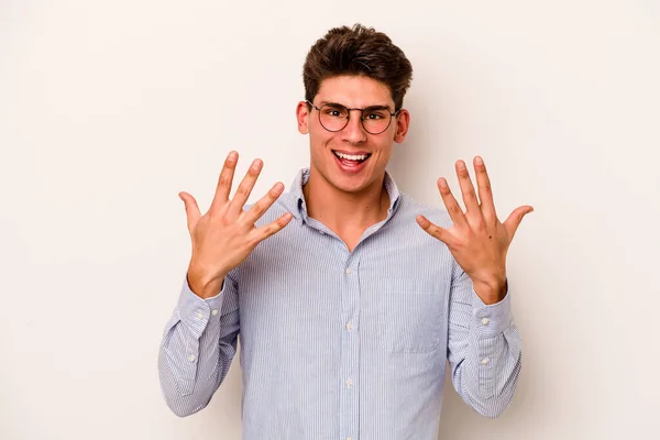 Νεαρός Καυκάσιος Άνδρας Απομονωμένος Λευκό Φόντο Δείχνει Νούμερο Δέκα Χέρια — Φωτογραφία Αρχείου