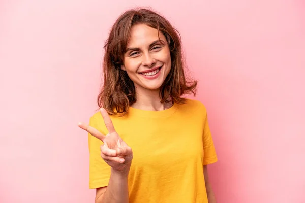 Jovem Caucasiana Isolada Sobre Fundo Rosa Mostrando Sinal Vitória Sorrindo — Fotografia de Stock