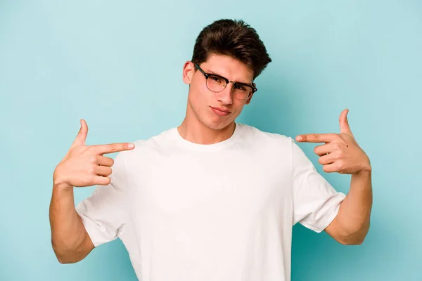 Joven Hombre Caucásico Aislado Sobre Fondo Azul Persona Señalando Mano — Foto de Stock