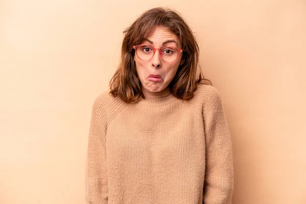 Young Caucasian Woman Isolated Beige Background Shrugs Shoulders Open Eyes — Stock Photo, Image