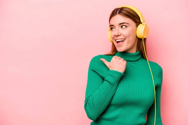 Νεαρή Καυκάσια Γυναίκα Που Ακούει Μουσική Απομονωμένη Ροζ Φόντο Τον — Φωτογραφία Αρχείου