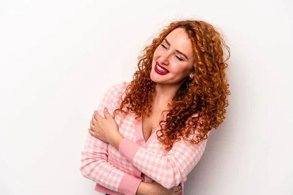 Νεαρή Κοκκινομάλλα Καυκάσια Γυναίκα Απομονωμένη Λευκό Φόντο Γελώντας Και Διασκεδάζοντας — Φωτογραφία Αρχείου