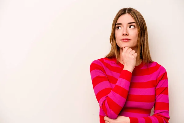 Junge Kaukasische Frau Auf Weißem Hintergrund Isoliert Und Mit Zweifelndem — Stockfoto