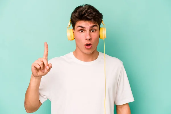 Giovane Uomo Caucasico Ascoltare Musica Isolata Sfondo Blu Avendo Qualche — Foto Stock