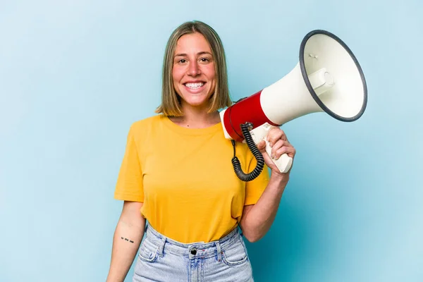 Jonge Blanke Vrouw Met Een Megafoon Geïsoleerd Blauwe Achtergrond Gelukkig — Stockfoto