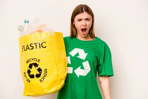 Jovem Segurando Saco Cheio Garrafas Plástico Para Reciclar Isolado Fundo — Fotografia de Stock