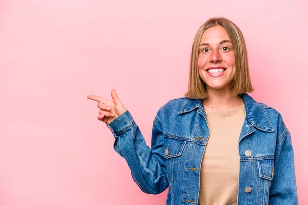 Joven Mujer Caucásica Aislada Sobre Fondo Rosa Sonriendo Alegremente Señalando — Foto de Stock