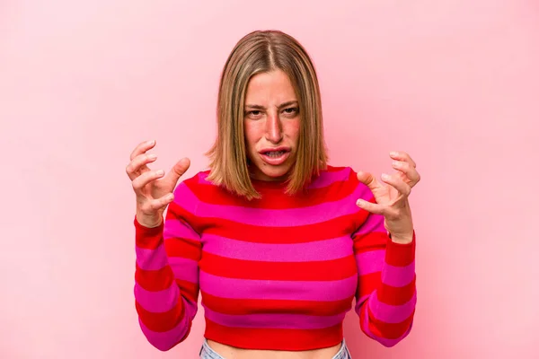 Mladá Běloška Žena Izolované Růžovém Pozadí Rozrušený Křičí Napjaté Ruce — Stock fotografie