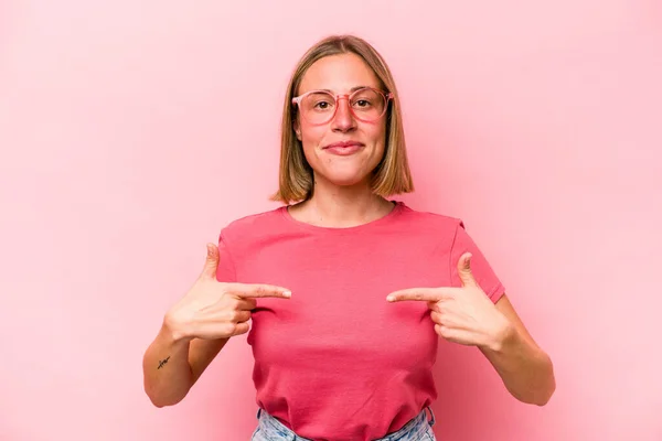 Mulher Caucasiana Jovem Isolado Fundo Rosa Pessoa Apontando Mão Para — Fotografia de Stock