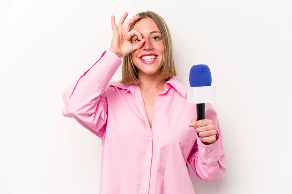 Νεαρή Καυκάσια Δημοσιογράφος Γυναίκα Απομονωμένη Λευκό Φόντο Ενθουσιασμένοι Κρατώντας Χειρονομία — Φωτογραφία Αρχείου