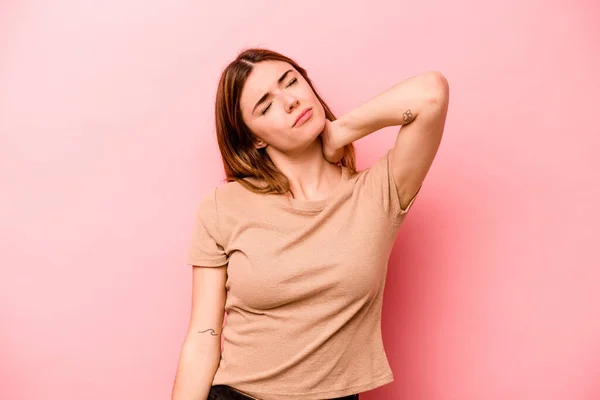 Joven Mujer Caucásica Aislada Sobre Fondo Rosa Masajeando Codo Sufriendo — Foto de Stock