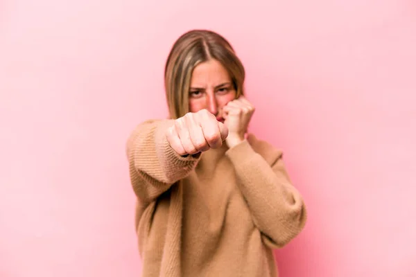 Jeune Femme Caucasienne Isolée Sur Fond Rose Jetant Coup Poing — Photo