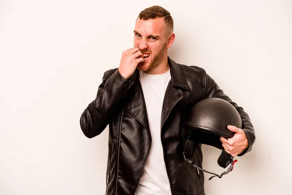 Jovem Caucasiano Com Capacete Motocicleta Isolado Fundo Branco Mordendo Unhas — Fotografia de Stock