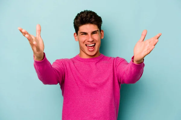 Joven Hombre Caucásico Aislado Sobre Fondo Azul Siente Seguro Dando —  Fotos de Stock