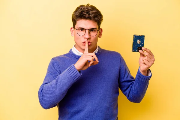 Joven Hombre Informatico Caucásico Aislado Sobre Fondo Amarillo Guardando Secreto —  Fotos de Stock