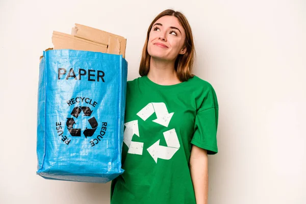 白地に隔離された紙の袋を持っている若い女性は 目標と目的を達成することを夢見てリサイクルする — ストック写真
