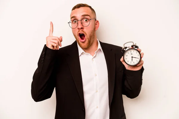 Joven Hombre Negocios Caucásico Sosteniendo Reloj Despertador Aislado Sobre Fondo — Foto de Stock