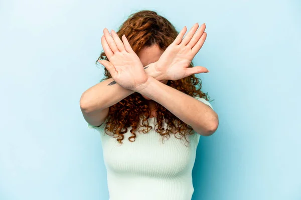 Νεαρή Κοκκινομάλλα Καυκάσιος Γυναίκα Απομονωμένη Μπλε Φόντο Κρατώντας Δύο Χέρια — Φωτογραφία Αρχείου