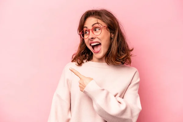 Joven Mujer Caucásica Aislada Sobre Fondo Rosa Mira Lado Sonriente —  Fotos de Stock