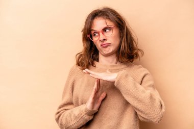 Beyazlı genç bir kadın bej arka planda izole edilmiş..