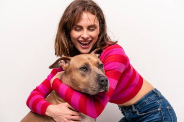 Beyaz arka planda köpeği olan beyaz bir kadın.