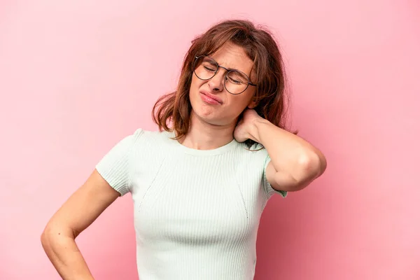 Mujer Joven Caucásica Aislada Sobre Fondo Rosa Cansada Muy Somnolienta —  Fotos de Stock